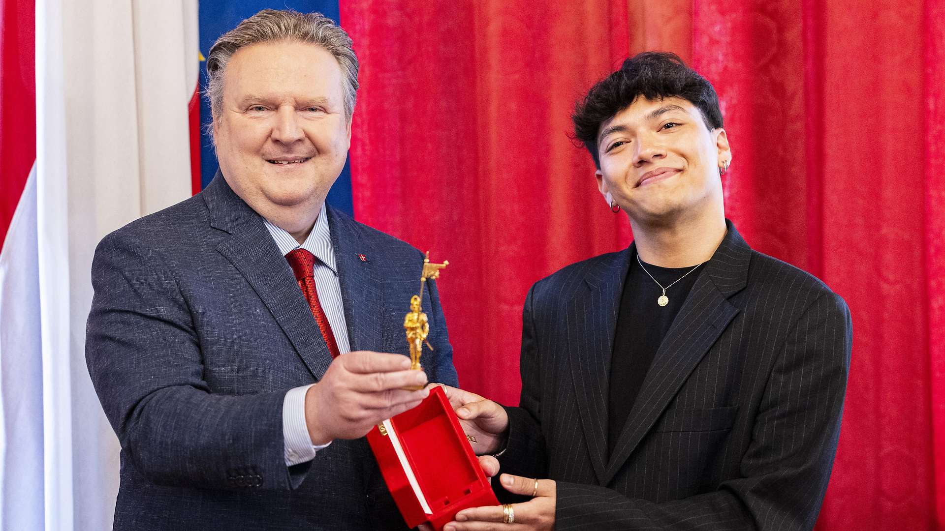 Austria: JJ receives the Golden Town Hall Man Award in Vienna