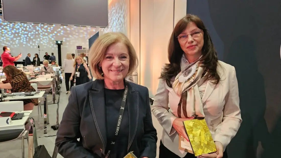 Bulgaria: Milena Milotinova (BNT) receives an honorary plaque for Eurovision continuity from ORF